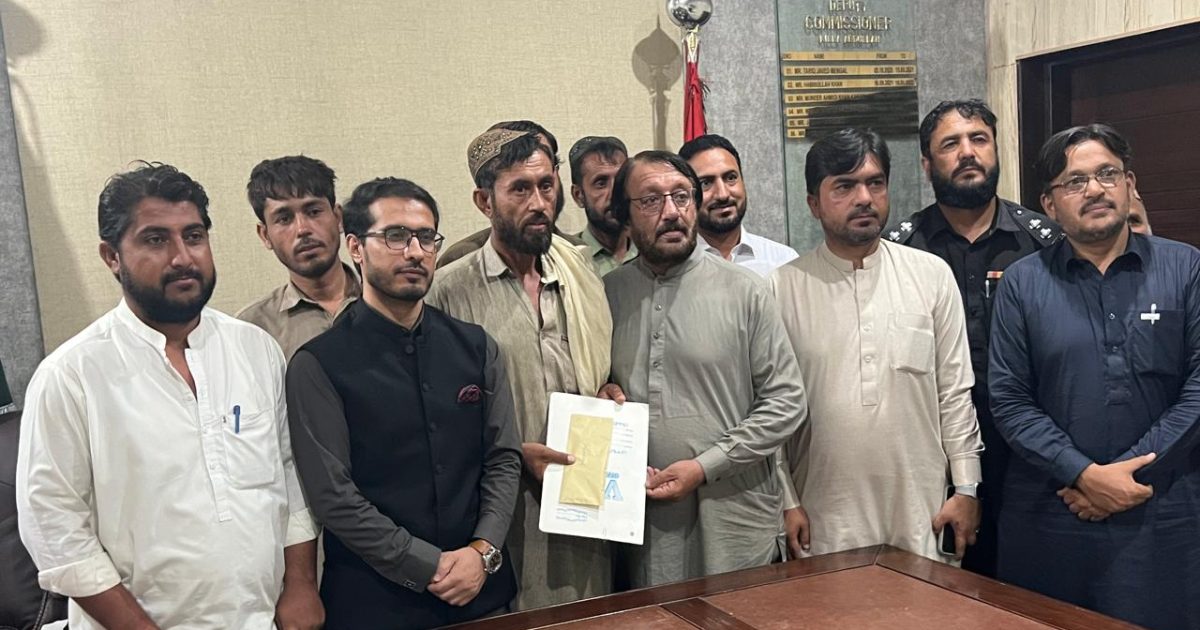 جان کو خطرے میں ڈالنے والے ایکسیوٹر ڈرائیور محب اللہ کے لیے انعام