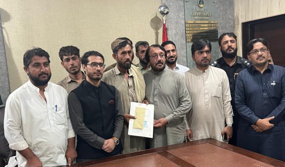 جان کو خطرے میں ڈالنے والے ایکسیوٹر ڈرائیور محب اللہ کے لیے انعام