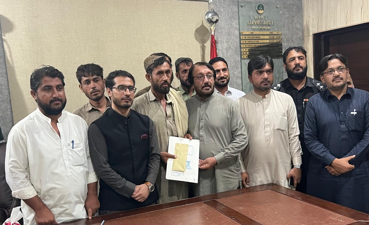 جان کو خطرے میں ڈالنے والے ایکسیوٹر ڈرائیور محب اللہ کے لیے انعام