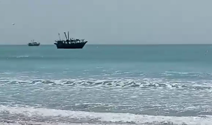 حکومت بلوچستان نے گوادر میں غیر قانونی ماہی گیری کو روکنے کے لیے مختلف اقدامات اٹھانے کا فیصلہ کرلیا اور اس مقصد کے لیے 100 کے قریب لیویز اہلکاروں کو تعینات کردیا حکومت کی جانب سے بلوچستان کی سمندری حدود میں غیر قانونی ماہی گیری روکنے لے لیے اقدام کے تحت غیر قانونی ماہی گیری کی روک تھام کے لیے لیویز فورس کے 100اہلکار وں کو فوری طور پر محکمہ فشریز کے حوالے کردیا گیا