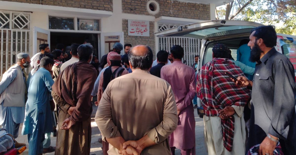 بلوچستان کے ضلع مستونگ میں گرلز اسکول کے سامنے دھماکے میں ایک پولیس اہلکار سمیت 7افراد جاں بحق جبکہ 20 افراد زخمی ہوگئے پولیس کے مطابق مستونگ شہر میں گرلز اسکول کے سامنے پولیس موبائل کے قریب دھماکے میں پانچ افراد جاں بحق ہوگئے