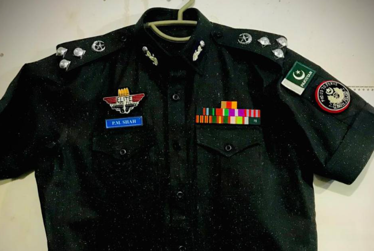 پشاور میں پولیس یونیفارم سے مشابہت والی پرائیویٹ گارڈز کی زیر استعمال وردیوں کا معاملہ ایک بار پھر سامنے آیا اور کیپیٹل سٹی پولیس پشاور کا ممنوعہ وردی پہننے والوں کیخلاف کارروائی کا فیصلہ کیا گیا