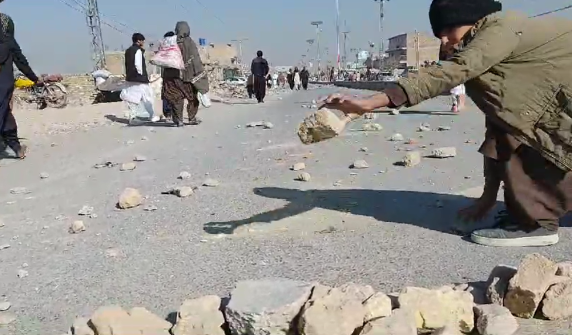 مشرقی بائی پاس گیس پریشر کی قلت کے خلاف احتجاج کا سلسلہ جاری ہے جمعہ کو شہریوں کی ایک بڑی تعداد نے مشرقی بائی پاس مکمل بلاک کر دیا