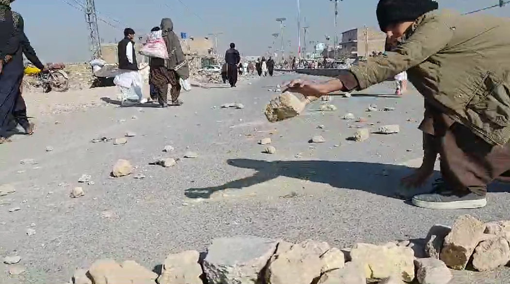 مشرقی بائی پاس گیس پریشر کی قلت کے خلاف احتجاج کا سلسلہ جاری ہے جمعہ کو شہریوں کی ایک بڑی تعداد نے مشرقی بائی پاس مکمل بلاک کر دیا
