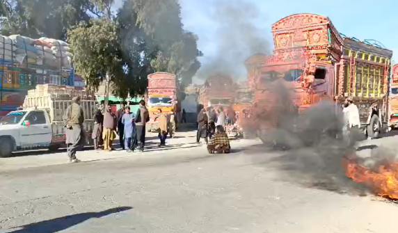 خضدار:انجینیرہ کرس سے کویٹہ کراچی شاہراہ مکمل بند،زہری میں ہڑتال