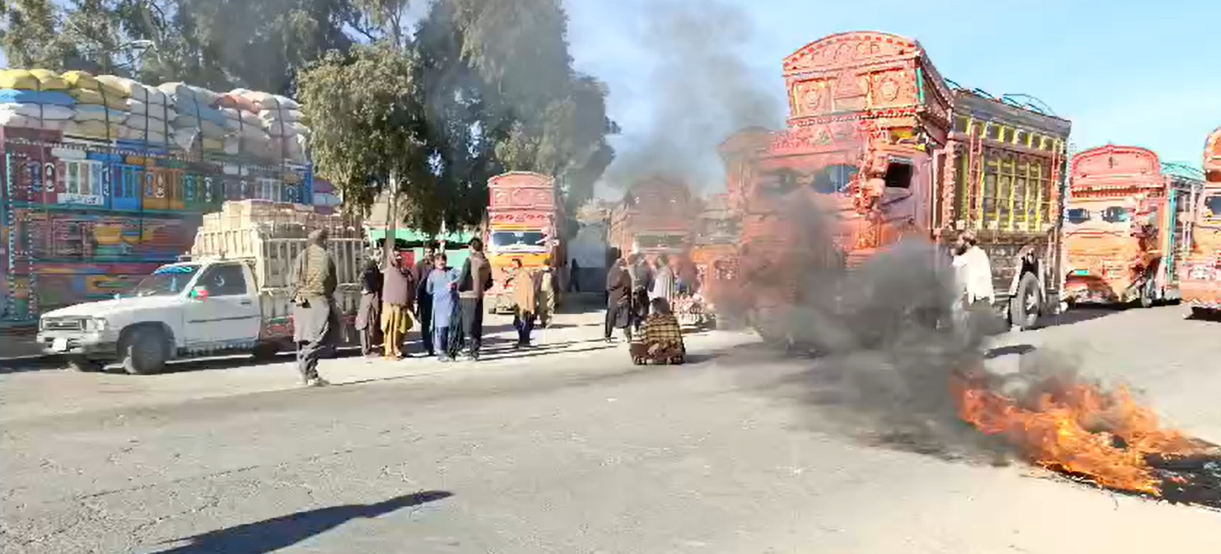 خضدار:انجینیرہ کرس سے کویٹہ کراچی شاہراہ مکمل بند،زہری میں ہڑتال