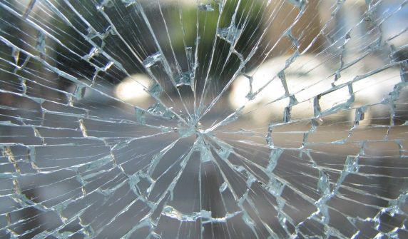 حب میں مسافر کوچ اور ٹرک میں تصادم 2 افراد جان بحق14 زخمی
