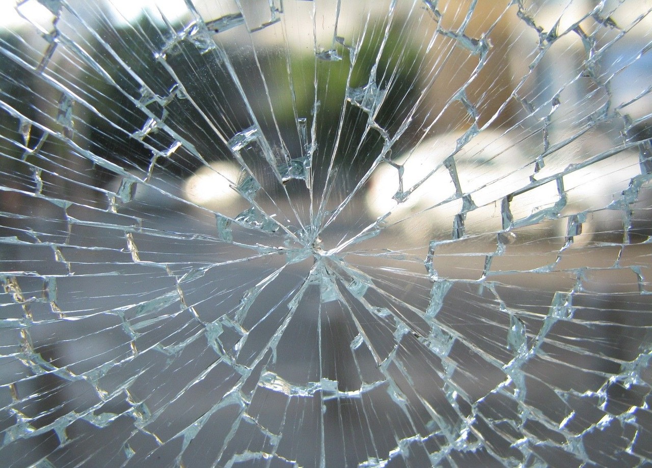 حب میں مسافر کوچ اور ٹرک میں تصادم 2 افراد جان بحق14 زخمی